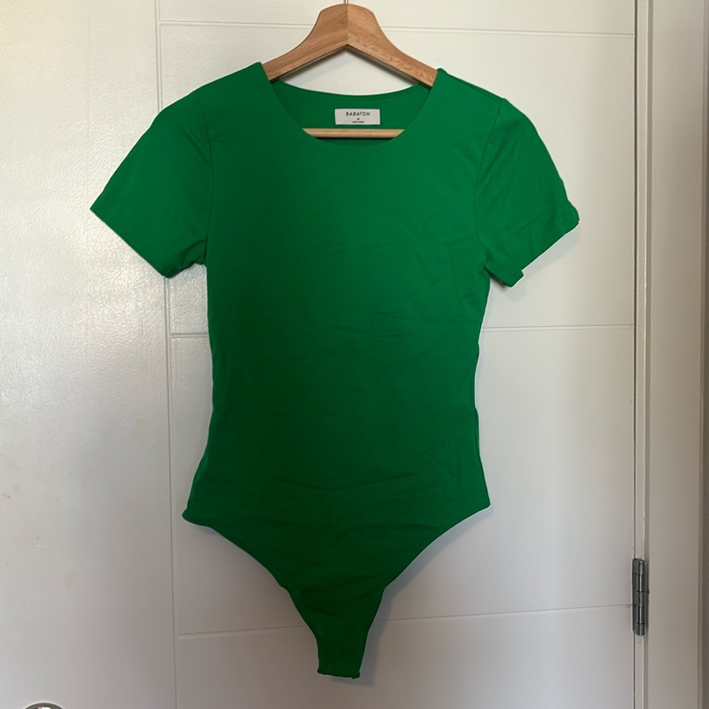 Aritzia Babaton green crewneck shortsleeve contour bodysuit